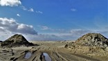 De Hertogin Hedwigepolder na de storm Eunice. De zeedijk is grotendeels afgegraven langs de Lingestraat, een maanlandschap met enkele hopen zand en sporen..19 febr 2022.